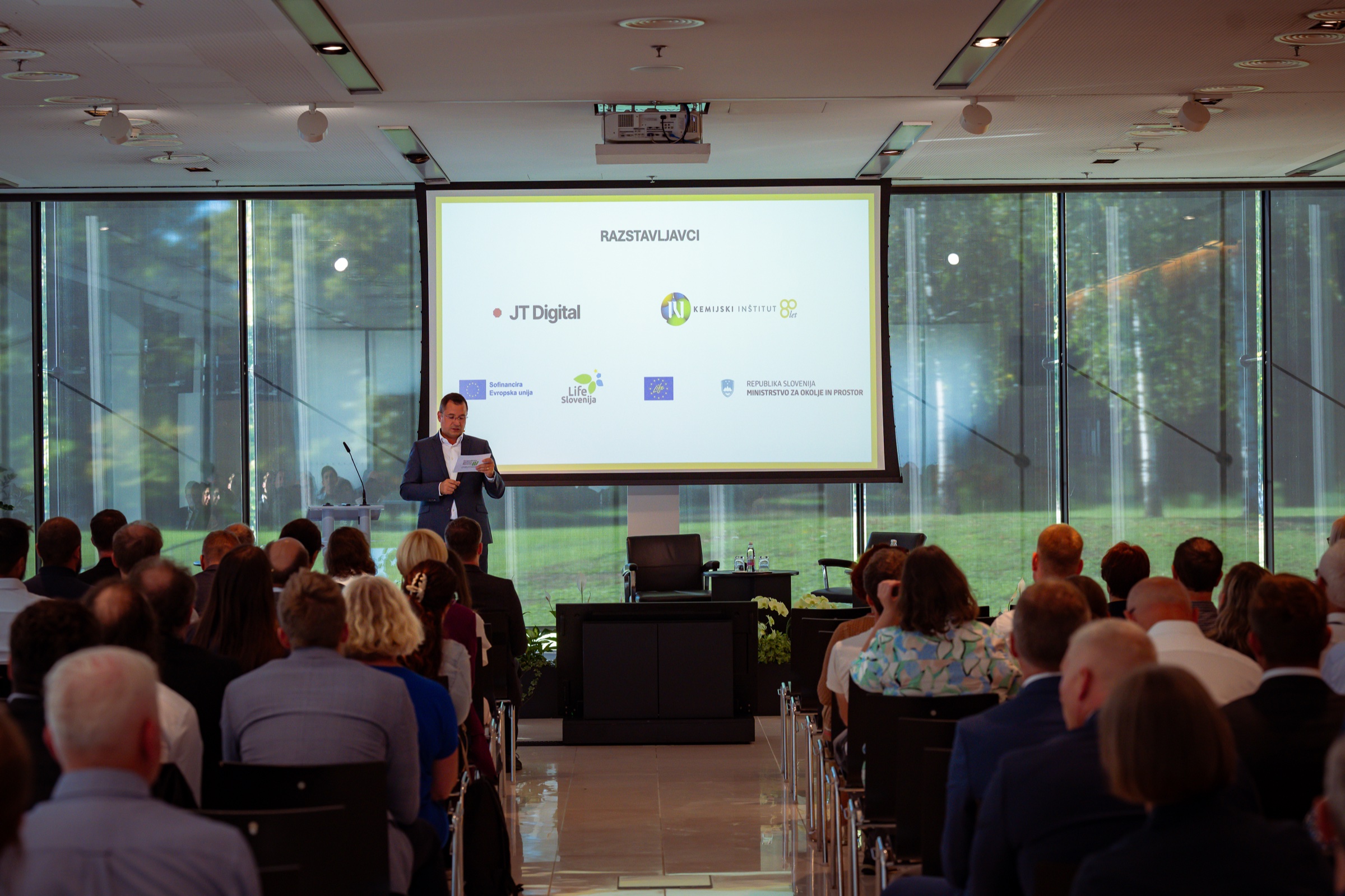 A speaker presents the exhibitors slide with JT Digital at Dan inovativnosti 2026